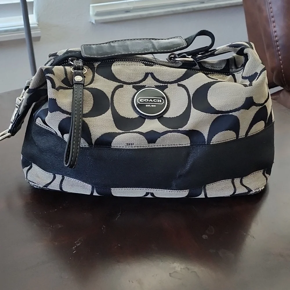 Coach Signature Hobo - Picture 2 of 8